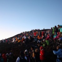 富士山 山頂御来光を見る登山者