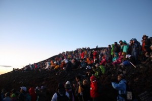 富士山　山頂御来光を見る登山者